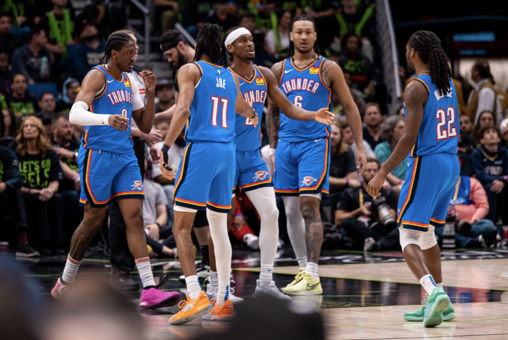 包含NBA季后赛激烈开战，球员拼尽全力的词条