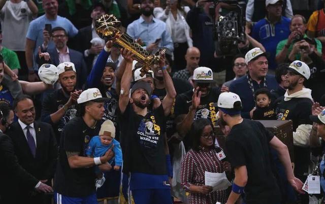 勇士队队员互助密切，团队合作取得胜利