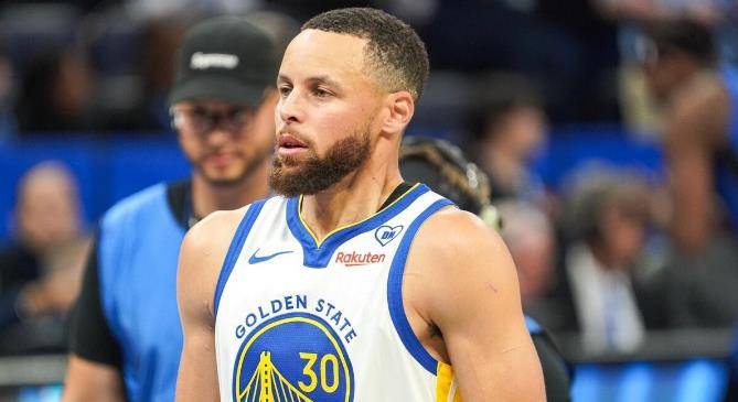 勇士轻取马刺，库里神奇三分球